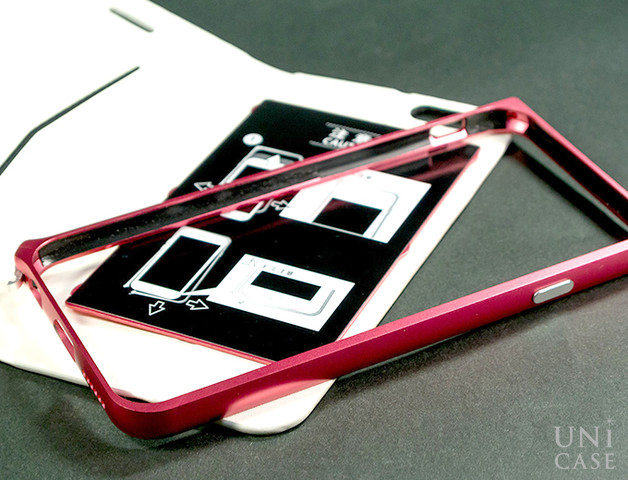 【iPhone6 ケース】Cuoio 白×レッドのアルミフレームの取り外し