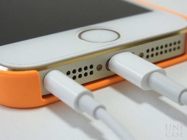 【iPhone5s/5 ケース】NUDE Neon Orangeのケーブル装着