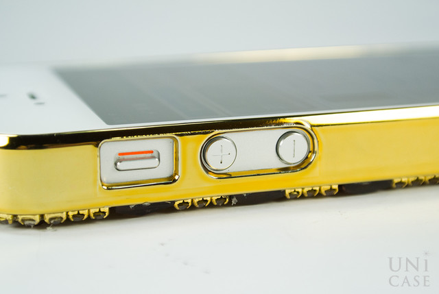 【iPhone5s/5 ケース】フルペーストデコレーションケース Labyrinth Mirror GOLDの音量調節ボタン